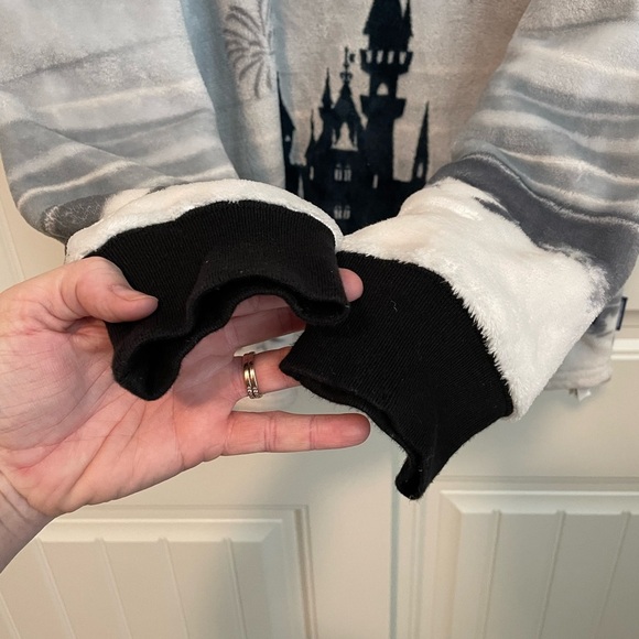 Disneyland Castle Spirit Jersey 2023 Sherpa fleece black white size XXL - Picture 4 of 6